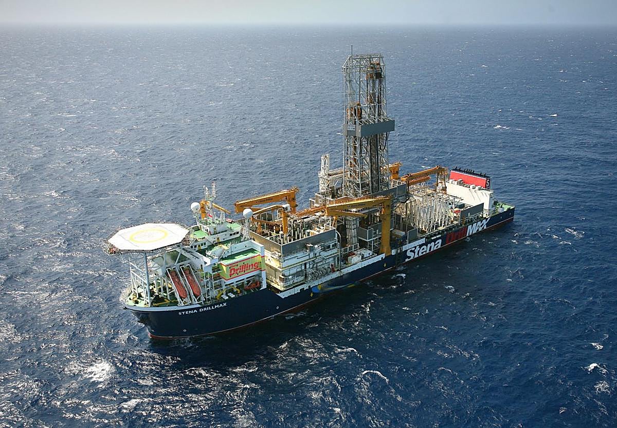 Barco en busca de localizar petróleo.