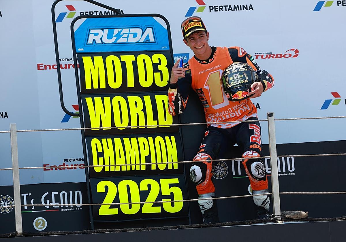 José Antonio Rueda celebra su título de Moto3.