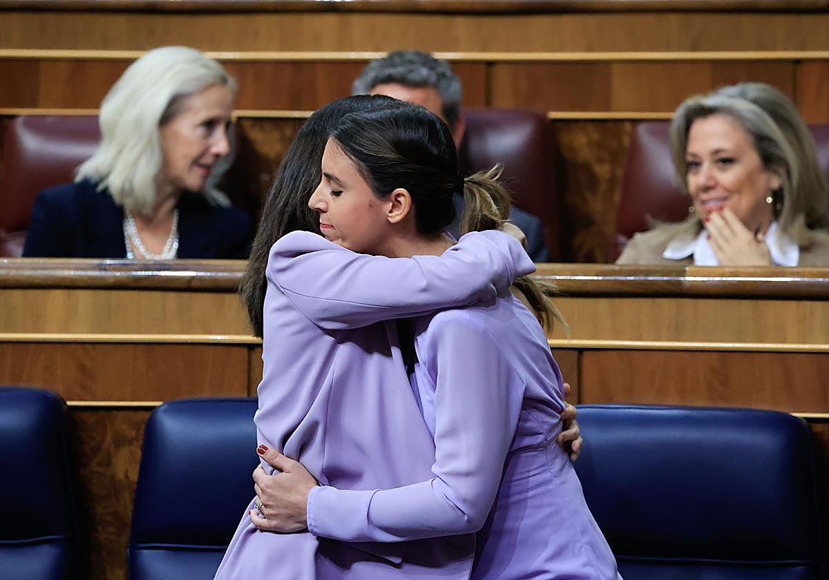 Belarra y Montero se abrazan tras perder la votación de la reforma.