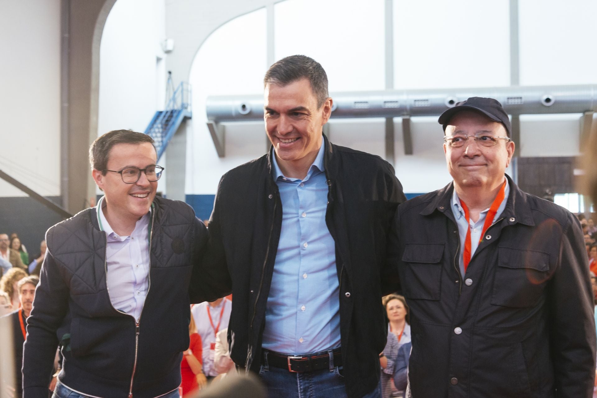 El secretario general del PSOE de Extremadura, Miguel Ángel Gallardo, el presidente del Gobierno, Pedro Sánchez, y el exsecretario general del PSOE de Extremadura y expresidente de la Junta de Extremadura, Guillermo Fernández Vara, durante la inauguración del 14º Congreso Regional del PSOE de Extremadura, en el Instituto Ferial de Mérida, a 23 de marzo de 2024.