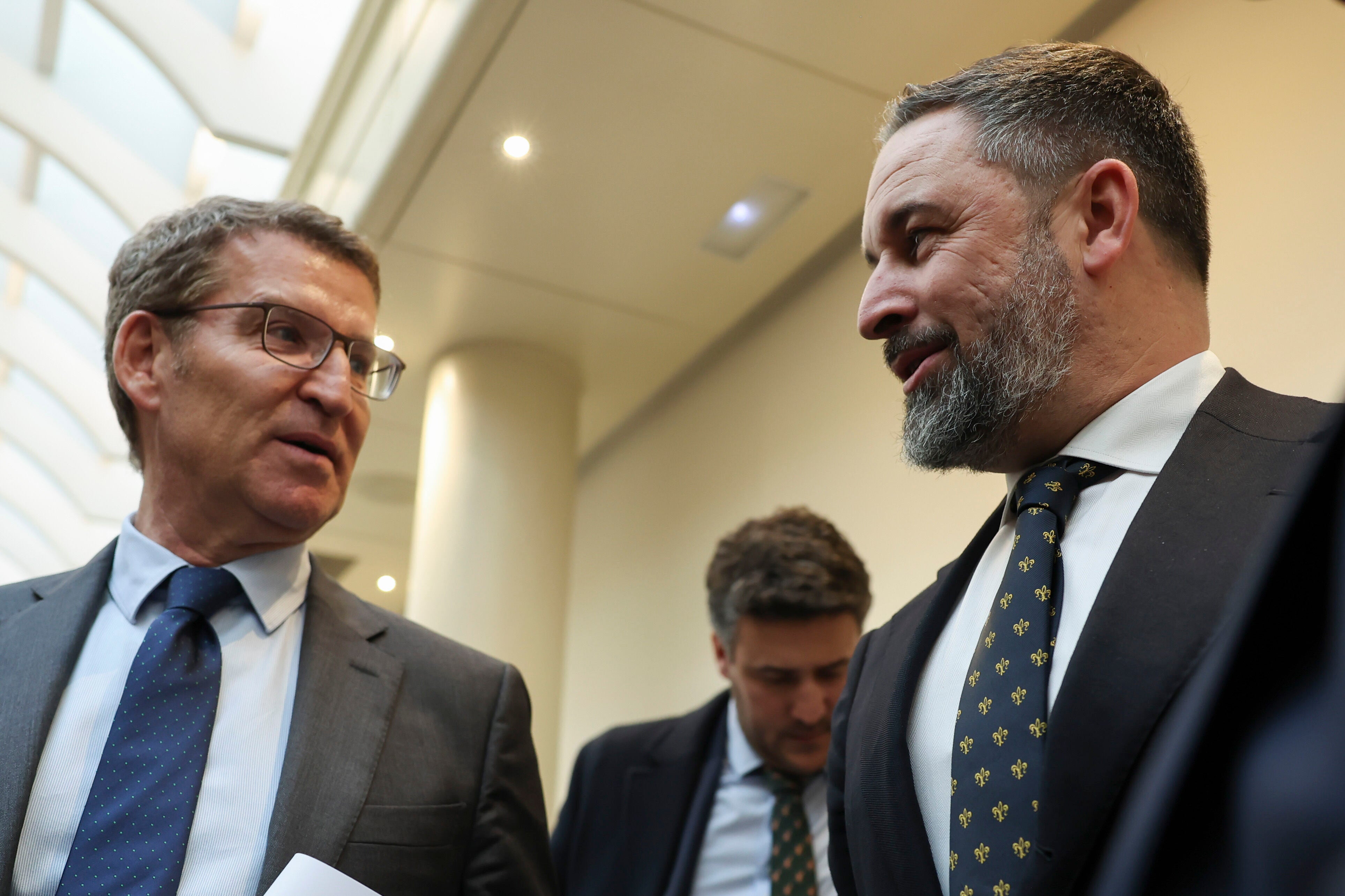 Alberto Núñez Feijóo (izq.) y Santiago Abascal conversan en el Congreso.