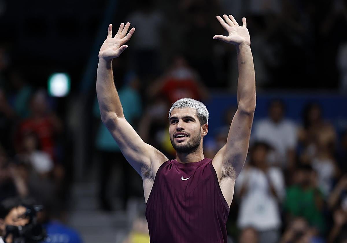 Carlos Alcaraz celebrates his latest victory in Tokyo.