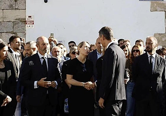Pedro Sánchez habla con María Guardiola a su llegada a Olivenza.