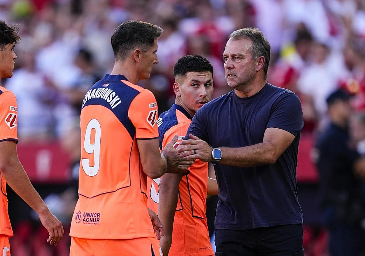 Hansi Flick conversa con Lewandowski en una pausa del partido del Barça ante el Sevilla.