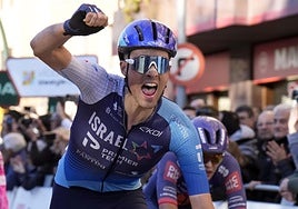 El británico Ethan Vernon, del equipo Israel-Premier Tech, celebra su victoria en la segunda etapa de la Volta Ciclista a Catalunya.