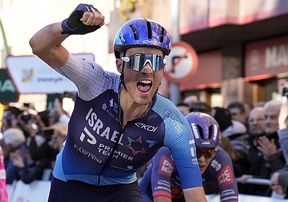 El británico Ethan Vernon, del equipo Israel-Premier Tech, celebra su victoria en la segunda etapa de la Volta Ciclista a Catalunya.