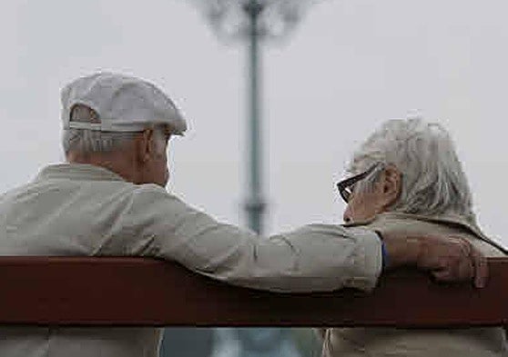 Una pareja de jubilados, en un parque.