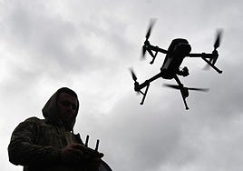 Un militar ucraniano opera un dron en la región de Jmelnitski.