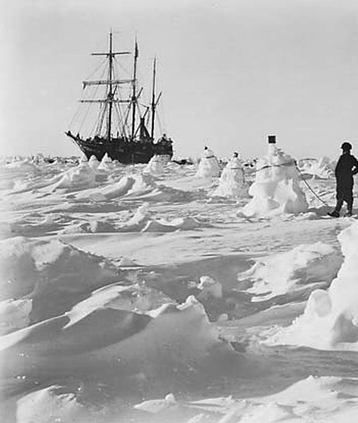 Imagen secundaria 2 - Vista del Endurance hundido a 3.000 metros de profundidad, los expedicionarios navegando entre témpanos y el barco antes de hundirse. Falklands Maritime Heritage Trust / R. C.