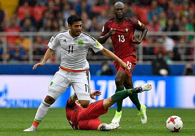 Carlos Vela, en un partido con México.