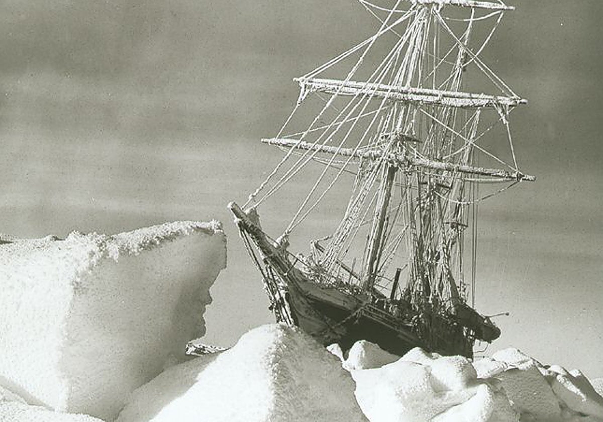 La goleta Endurance, atrapada por el hielo antártico, en 1915.