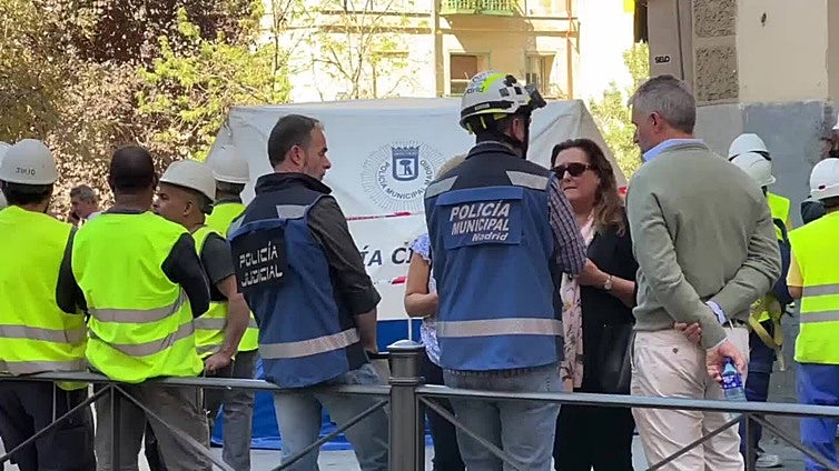 Los servicios de emergencias trabajan en la zona del edificio derrumbado