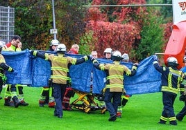 Bomberos y rescatistas transportan en camilla a Iris Stalzer tras ser atacada brutalmente en la localidad de Herdecke.