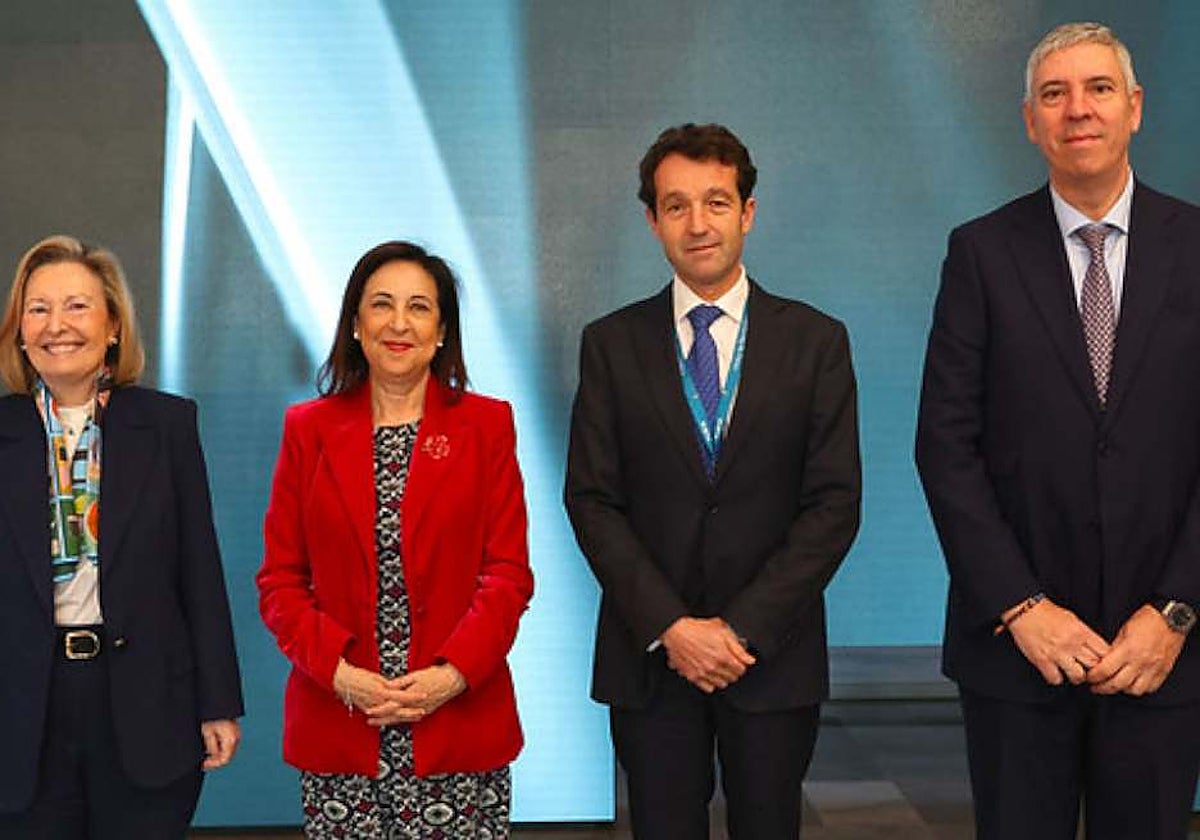 La ministra de Defensa, Margarita Robles, y el presidente de Indra, Ángel Escribano, junto a sus números dos.
