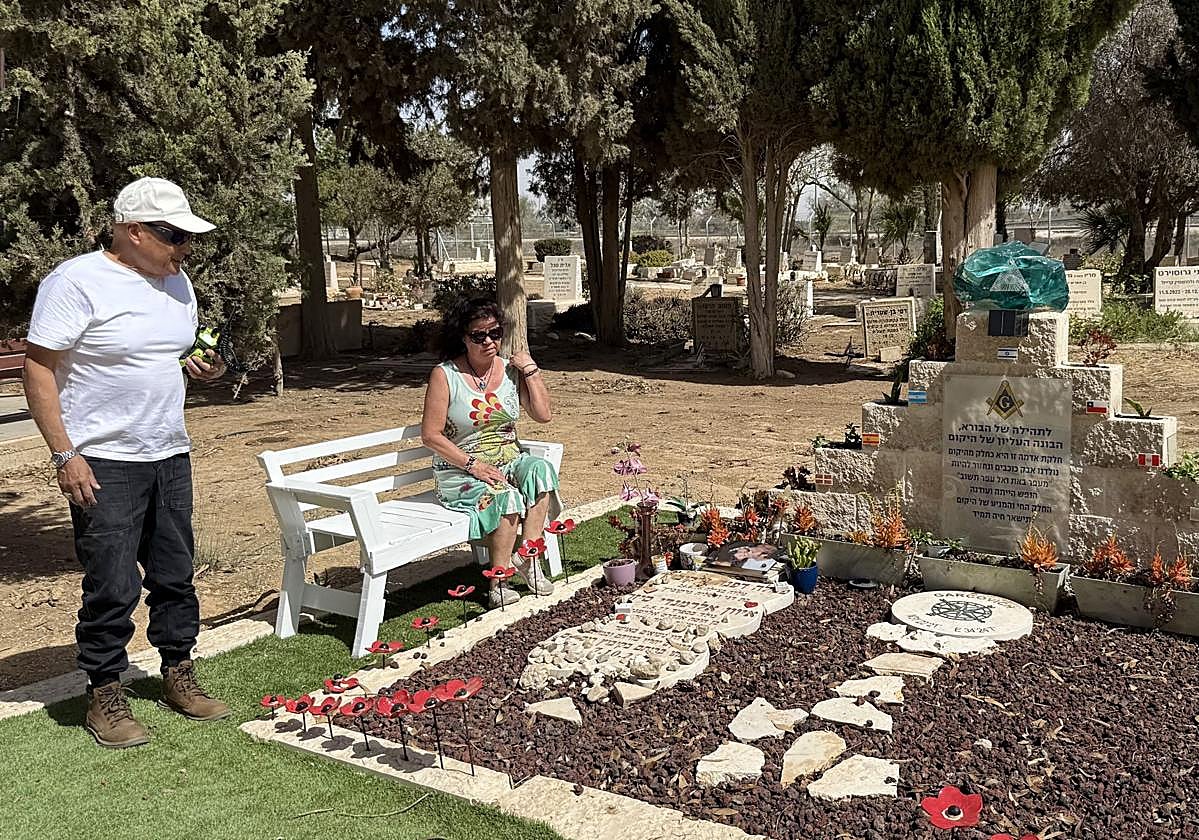 Danny Garcovich y su esposa en la tumba de su hija, Dafna, y su yerno, el guipuzcoano Iván Illarramendi en Kissufim.