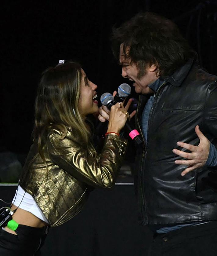 Imagen secundaria 2 - Milei tira de Nino Bravo para arengar a su tropa