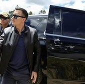 Álvaro Noboa, presidente de Ecuador, baja de su vehículo blindado tiroteado