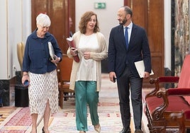 Francina Armengol, con la secretaria segunda de la Mesa del Congreso, Isaura Leal, y el vicepresidente Gómez de Celis.