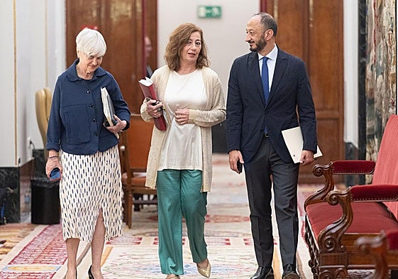 Francina Armengol, con la secretaria segunda de la Mesa del Congreso, Isaura Leal, y el vicepresidente Gómez de Celis.