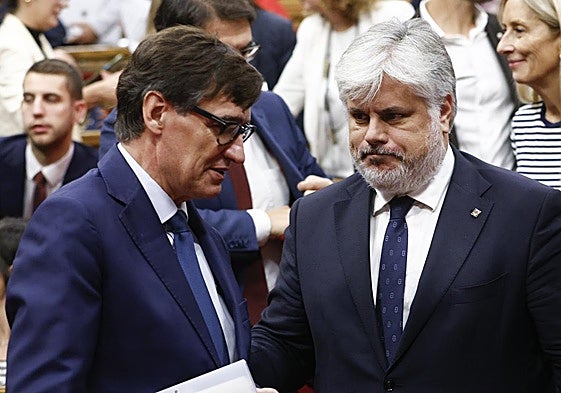 El presidente de la Generalitat, Salvador Illa, conversa con el presidente del grupo parlamentario de Junts, Albert Batet.