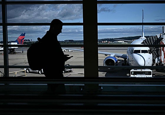 Un pasajero en el aeropuerto Ronald Reagan.