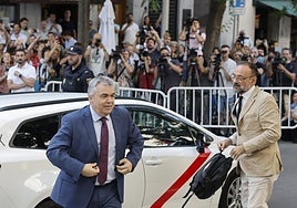 Santos Cerdán y su abogado Benet Salellas a la entrada del Supremo antes de su encarcelamiento.