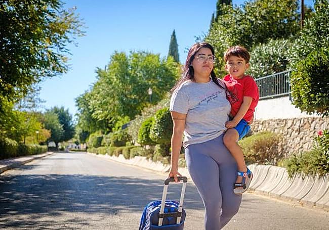 Aarón y su madre esperan cada día un taxi que no llega nunca.