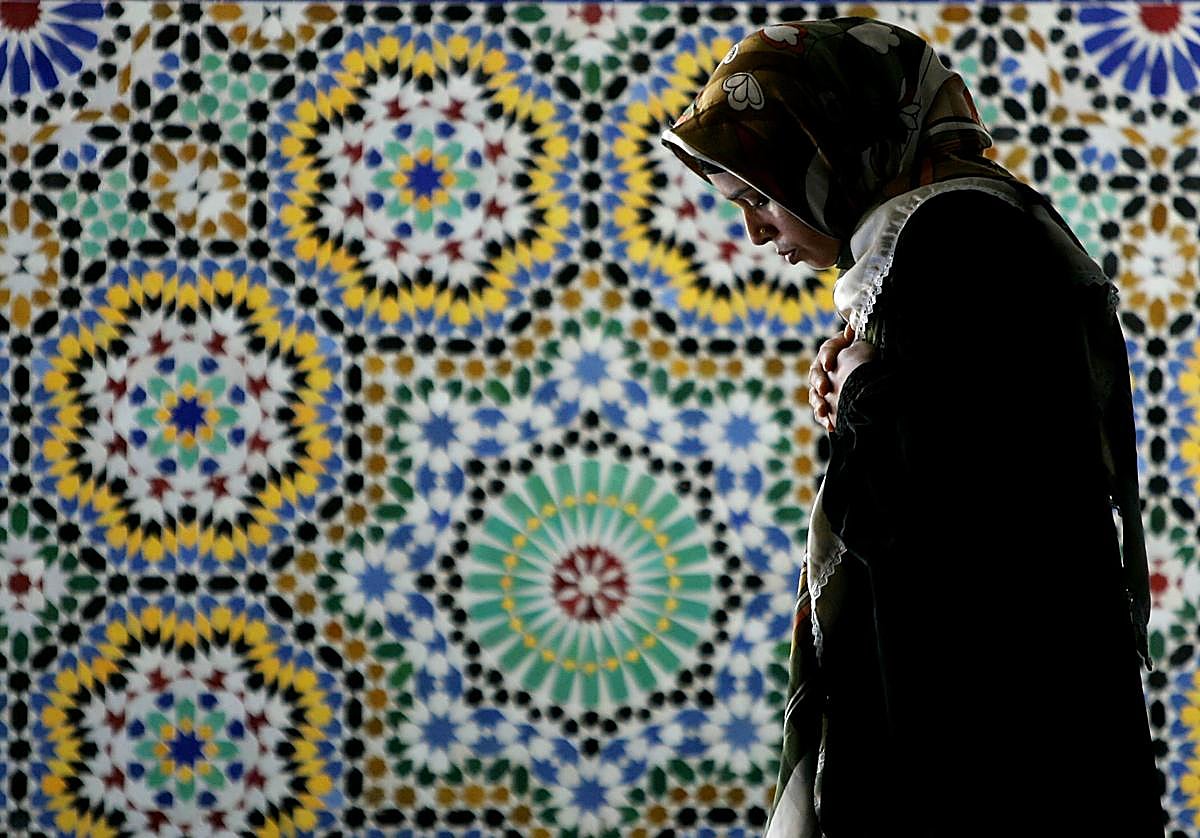 Una mujer reza en la principal mezquita de Roma.