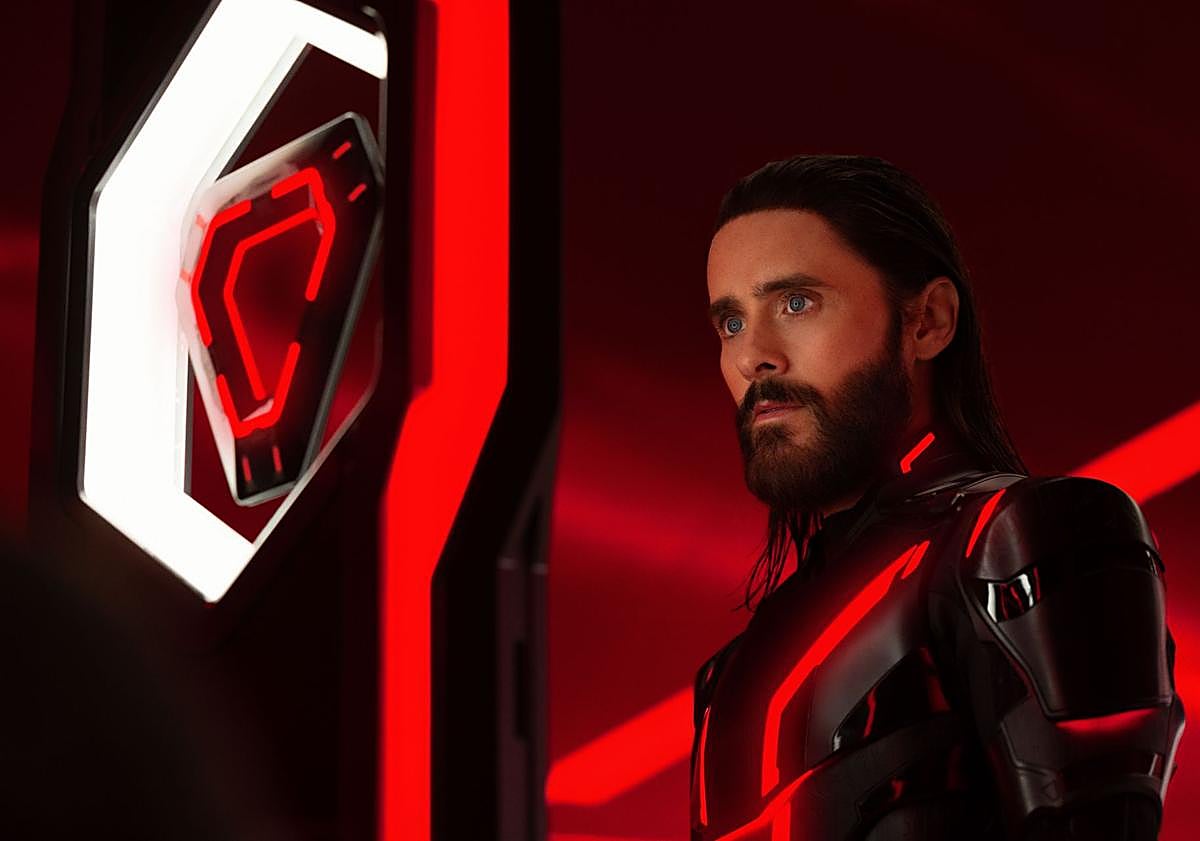 Imagen principal - Tres fotogramas de la ficción.