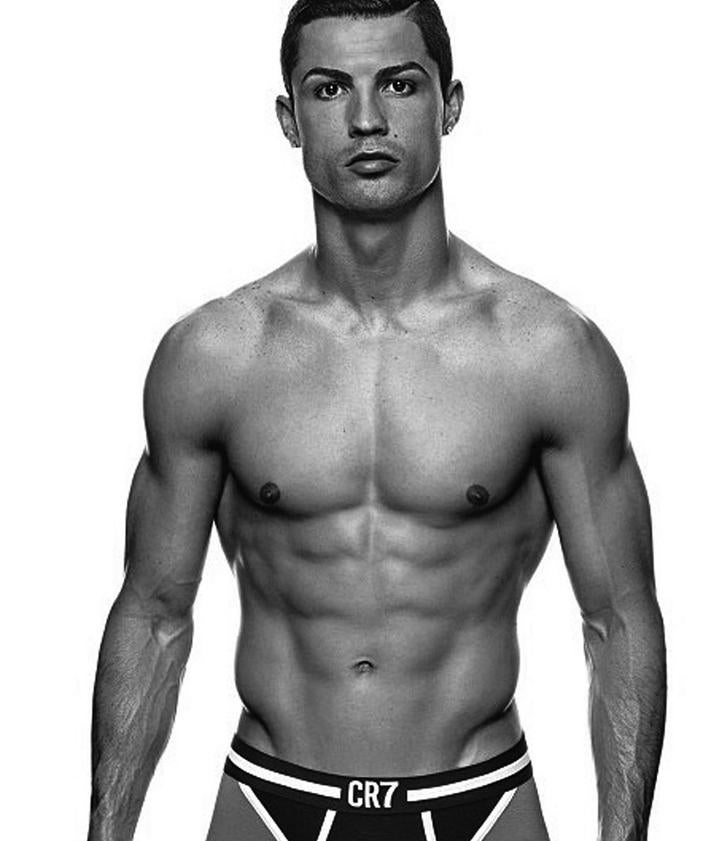 İkincil resim 2 - CR7'nin daha büyük ihtişamına giden spor salonları, heykeller ve iç çamaşırı serisi.