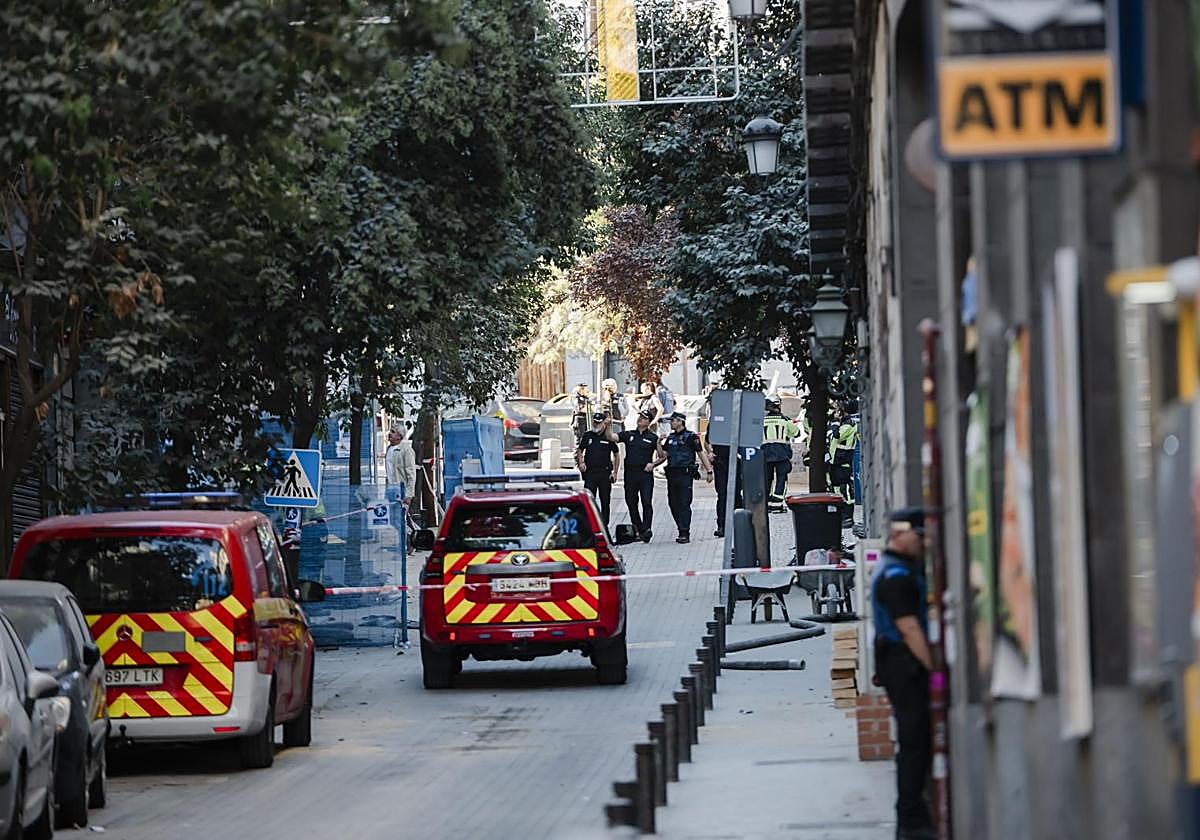 Los servicios de emergencias, en las inmediaciones del edificio.