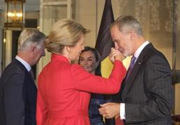 Lo que no se vio de Letizia en Bélgica: los reyes llegaron tarde, Felipe VI se hizo perdonar con un beso y la reina Matilde se pasó con los tacones