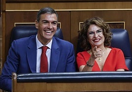 Pedro Sánchez y María Jesús Montero, en la sesión de control.
