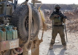 Un soldado israelí en Gaza City.