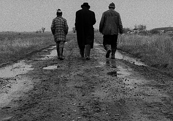 Fotograma de 'Sátántangó' (1994), basada en la novela de Krasznahorkai.