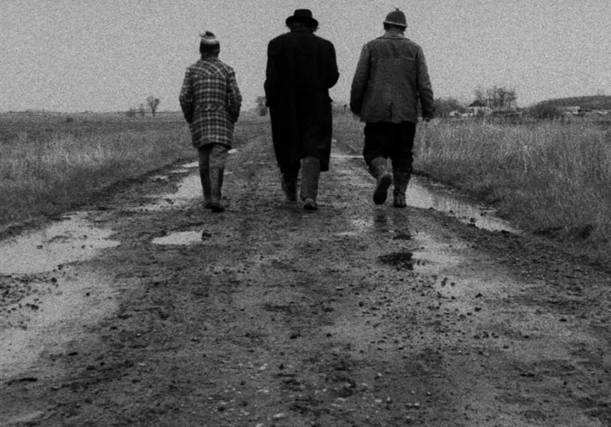 Fotograma de 'Sátántangó' (1994), basada en la novela de Krasznahorkai.