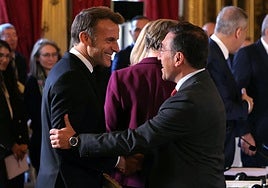José Manuel Albares saluda este miércoles a Emmanuel Macron durante la cumbre de París.