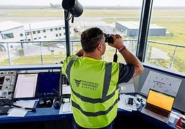 Un controlador realiza labores de observación en el Centro Aeroespacial de Cochstedt, en el este de Alemania.