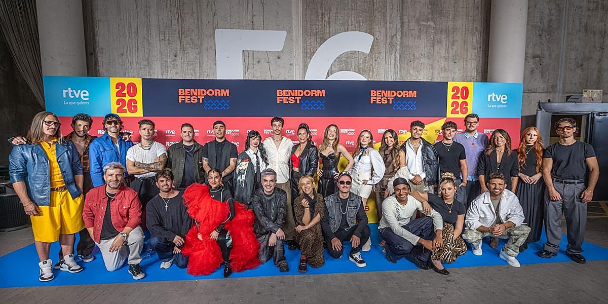 Foto de familia con los artistas que forman parte de las 18 candidaturas al Benidorm Fest 2026.