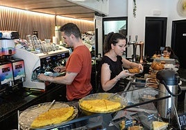 Camareros en un bar de Bilbao.