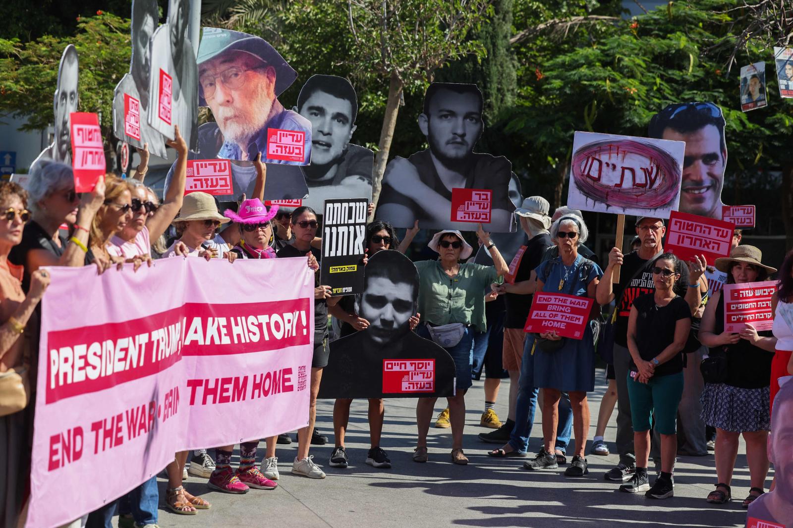 Familiares de los rehenes exigen su liberación en una concentración en Tel Aviv.