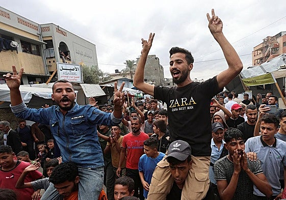 Celebración por las calles de Khan Younis.