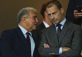 Joan Laporta se dirige a Aleksander Ceferin la pasada semana durante el Barça-PSG de la Liga de Campeones.