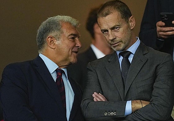 Joan Laporta se dirige a Aleksander Ceferin la pasada semana durante el Barça-PSG de la Liga de Campeones.