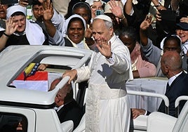 El Papa saluda a los peregrinos reunidos ayer en el Vaticano.