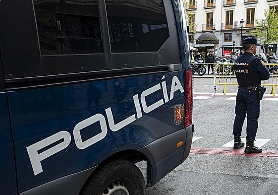 Imagen de archivo de un agente de Policía Nacional haciendo guardia.
