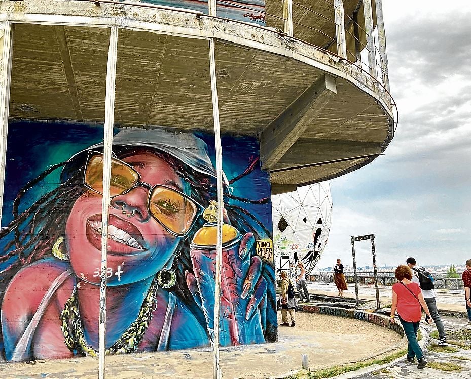 Artistas locales y extranjeros exponen en los muros del edificio.