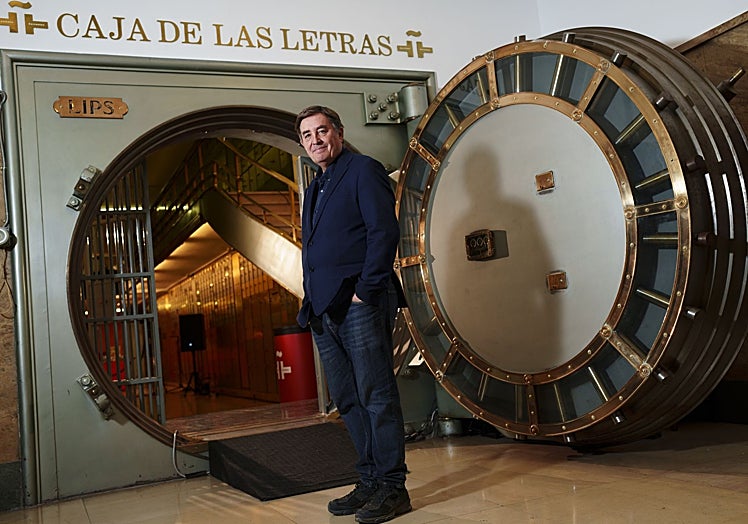 Luis García Montero ante a Caja de las Letras, antigua cámara acorazada en la sede del Cervantes.