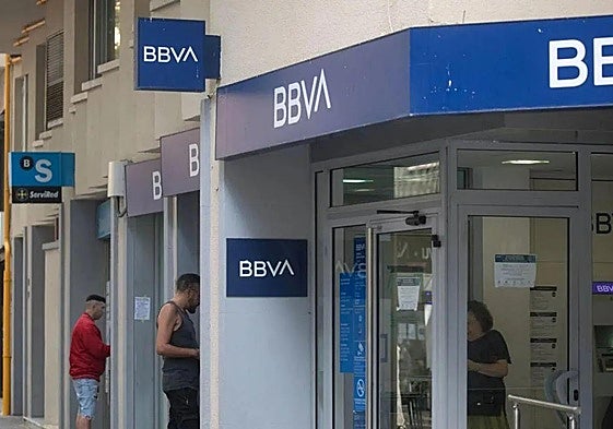 Una oficina del Banco Sabadell junto a otra de BBVA.