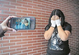 La menor lleva las manos vendadas a causa de la agresión de la que intentó zafarse.